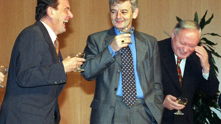 Schröder, Fischer und Lafontaine: Rot-Grün gewinnt 1998 die Bundestagswahl (Foto: picture-alliance / Reportdienste, Martin Athenstädt)