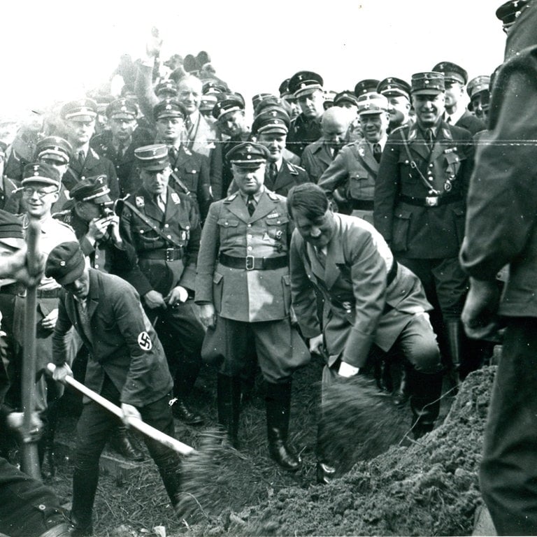 Adolf Hitler beim offiziellen Spatenstich: Bau der ersten Reichsautobahn Frankurt am Main - Darmstadt - Mannheim, Baubeginn am 23. September 1933 (Foto: picture-alliance / Reportdienste, picture alliance / akg-images | akg-images)