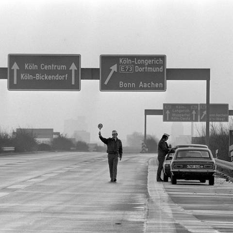 Polizisten kontrollieren am 25. November 1973 am Autobahnkreuz Köln-Nord die Einhaltung des Fahrverbots. Nur Verkehrsteilnehmer mit Sondergenehmigungen durften an diesen Tag ihr Fahrzeuge benutzen. Wegen der anhaltenden Ölkrise wurde am 25.11.1973 zum ersten Mal ein sonntägliches Fahrverbot verhängt. (Foto: picture-alliance / Reportdienste, picture-alliance / dpa | Roland Scheidemann)