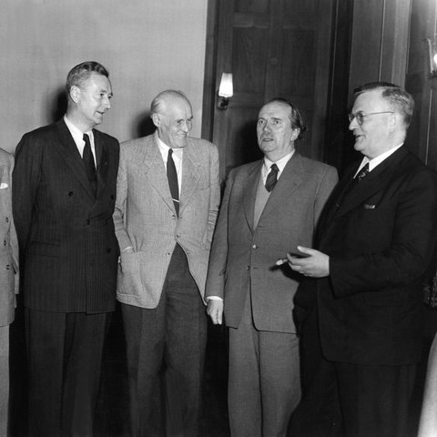 Die Intendanten (v.l.n.r.) Friedrich Bischoff (Südwestfunk), Walter Geerdes (Radio Bremen), Eberhard Beckmann (Hessischer Rundfunk), Rudolf von Scholtz (Bayerischer Rundfunk), Fritz Eberhard (Süddeutscher Rundfunk) und Adolf Grimme (Nordwestdeutscher Rundfunk) stehen am 22. November 1951 vor einer Sitzung der Arbeitsgemeinschaft der deutschen Rundfunkanstalten (ARD) in Berlin zusammen (Foto: dpa Bildfunk, picture alliance / dpa | dpa)
