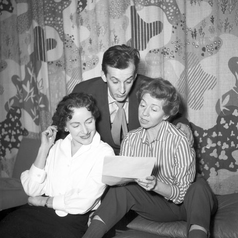 Frauen im Rundfunk. Inge Meysel mit Hanns Lothar. (Foto: picture-alliance / Reportdienste, United Archives/Roba Archiv)
