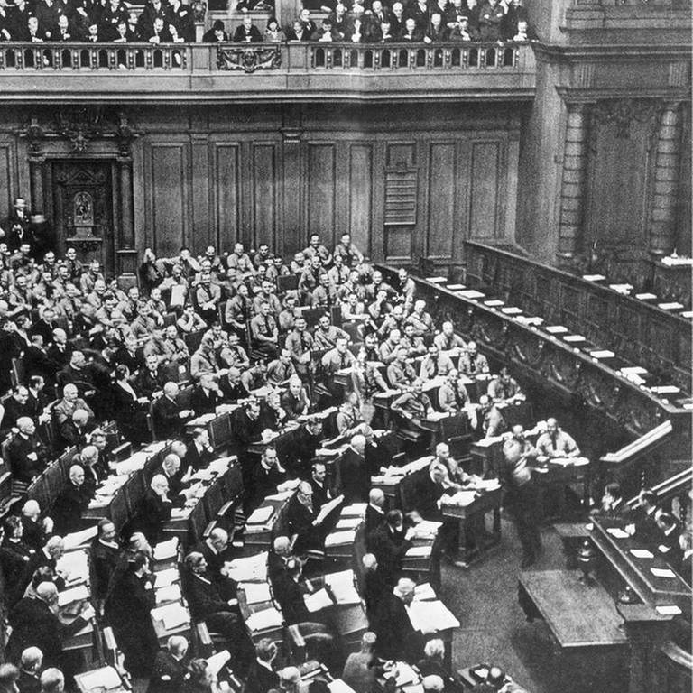 NSDAP und DNVP hatten den Reichstag verlassen. In Braunhemden kehren die Abgeordneten der NSDAP auf ihre Plätze zurück. (Foto: picture-alliance / dpa, picture-alliance / dpa - Erich Salomon (1886–1944))