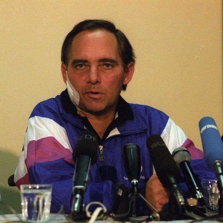Wolfgang Schäuble im November 1990 bei einer Pressekonferenz in der Reha-Klinik, gezeichnet von dem am 12. Oktober auf ihn verübten Attentat (Foto: IMAGO, imago images / sepp spiegl)