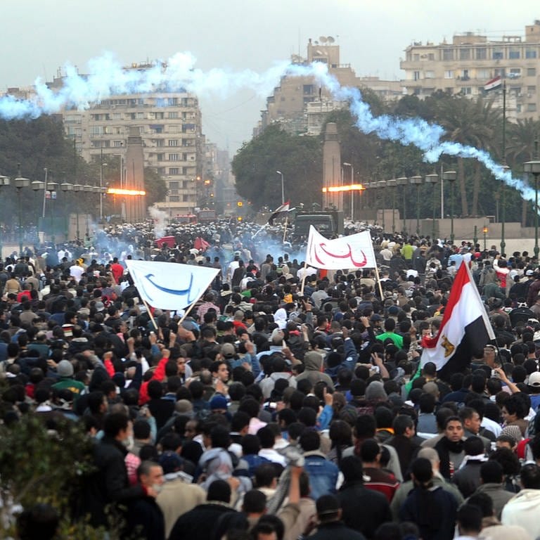 Ãgyptische Polizeikräfte setzen am 28.1.2011 bei Protesten nach dem Freitagsgebet in Kairo Tränengas ein, um Demonstranten auseinanderzutreiben (Foto: dpa Bildfunk, picture alliance / dpa | Mohamed Omar)