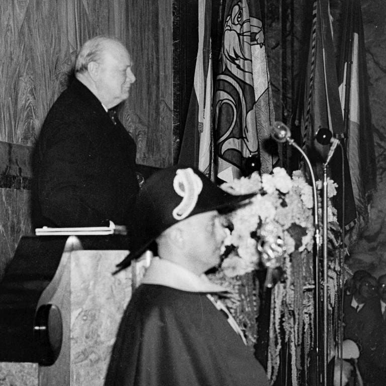 Der britische Premierminister Winston Churchill, aufgenommen im Jahr 1946 bei einer Rede in der Aula der Universität Zürich (Foto: picture-alliance / Reportdienste, picture-alliance / dpa | Ringier)
