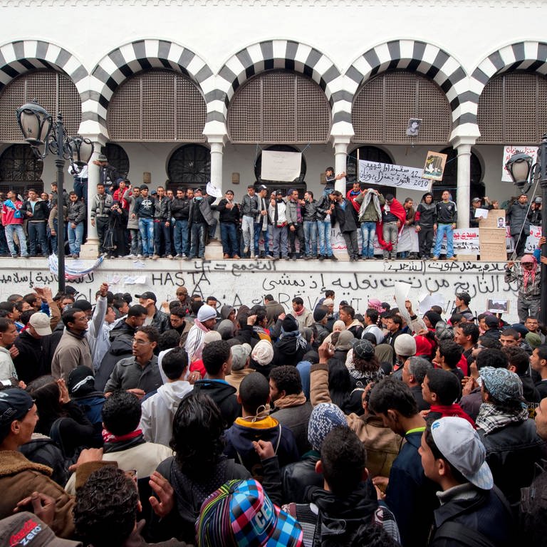 Demonstrationen am 26. Januar 2011 auf dem Kasbah-Platz in Tunis  Tunesien. Immer mehr Menschen schlossen sich dem "Freedom Caravan" an. Der Protest der Bevölkerung begann nach der Selbstverbrennung des Gemüsehändlers Mohamed Bouazizi im Dezember 2010 bzw. nach seiner Bestattung am 7. Januar 2011. (Foto: picture-alliance / Reportdienste, picture alliance / abaca | Fauque Nicolas)
