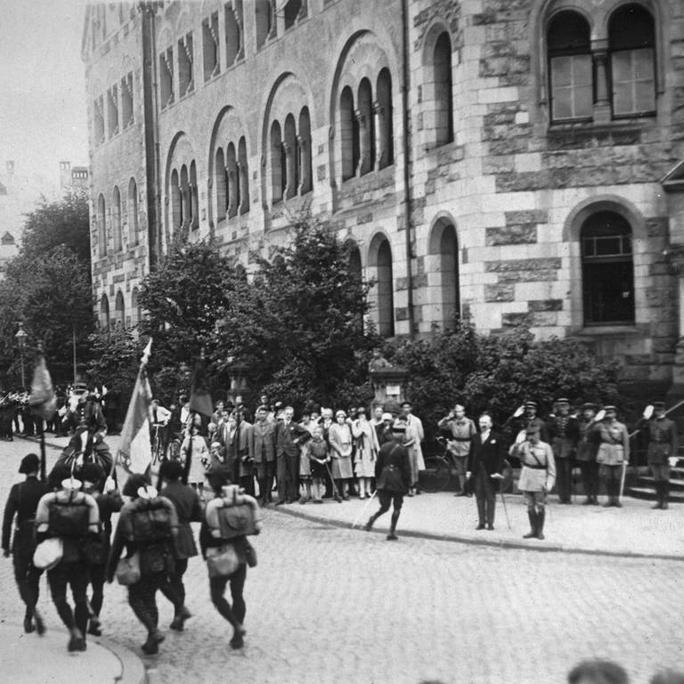 Die letzten Truppen der Allierten ziehen aus Trier aus. Im Vordergrund grüßend General Dupois, 27. Juni 1930 (Foto: picture-alliance / Reportdienste, picture alliance / IMAGNO/Austrian Archives (S))