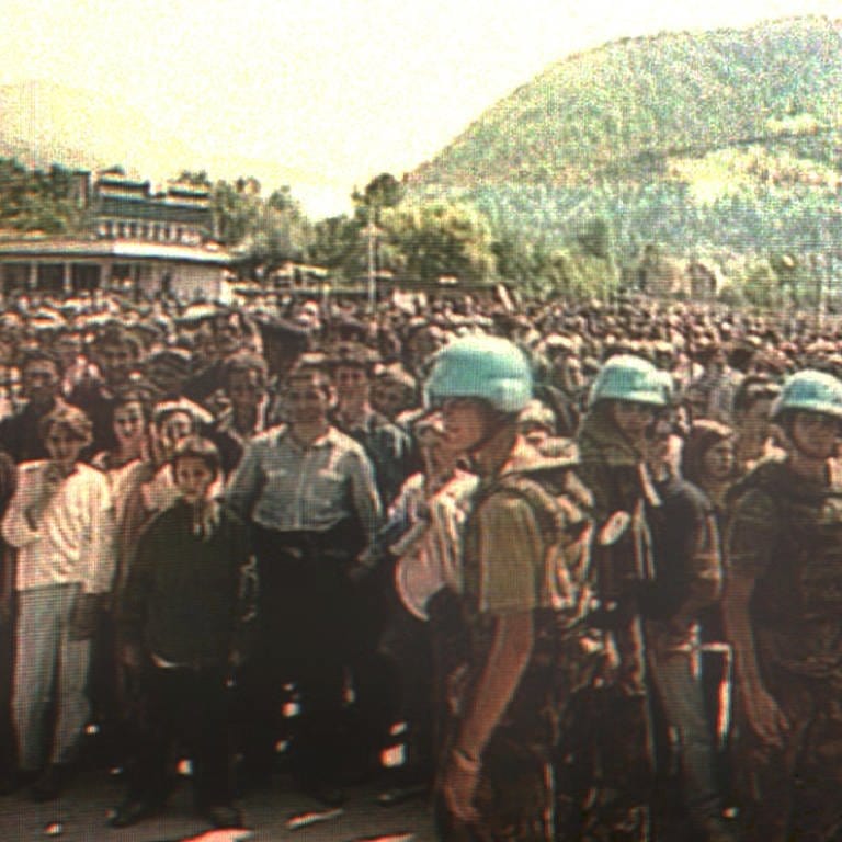 Der Screenshot vom niederländischen Fernsehen zeigt holländische UN-Soldaten vor hunderten von muslimischen Zivilisten, die aus dem nahegelegenen Srebrenica vor serbischem Terror geflüchtet waren. Unter Leitung von General Mladic hatten die Serben die damalige UN-Schutzone am 11. Juli 1995 eingenommen. Die niederländischen Blauhelme Dutchbat hatten den Angreifern die Enklave kampflos überlassen.  (Foto: dpa Bildfunk, picture alliance/-/EPA/ANP/TV/dpa)