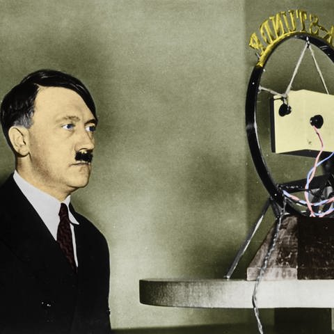 Erste Rundfunkrede des Reichkanzlers Adolf Hitler. Er verliest am 1. Februar 1933 am Mikrofon den im Kabinett beschlossenen "Aufruf an das deutsche Volk" (Foto digital koloriert) (Foto: picture-alliance / Reportdienste, picture alliance / akg-images)