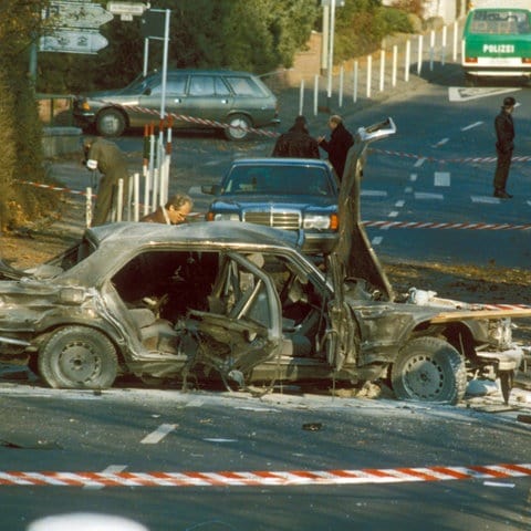 Autowrack nach dem Bombenattentat der RAF auf Alfred Herrhausen (Vorstandsprecher Deutsche Bank) in Bad Homburg (Foto: IMAGO, imago stock&people)