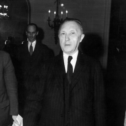 Bundeskanzler Konrad Adenauer (Mitte) betritt am 15.11.1949 das Hotel Petersberg in Bonn, um sich dort mit den Hohen Kommissaren John McCloy, Brian Robertson und André Francois-Poncet zu besprechen (Foto: picture-alliance / Reportdienste, picture alliance / Vack | Vack)