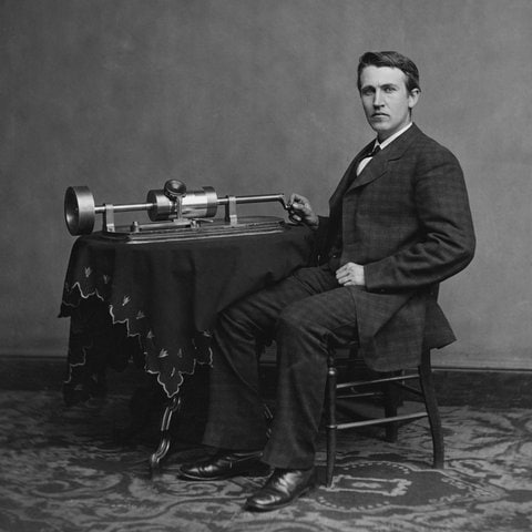 Thomas Alva Edison (1847 - 1931) mit dem 1877 von ihm erfundenen Zinnfolienphonographen. Foto um 187778. (Foto: picture-alliance / Reportdienste, picture alliance / akg-images | akg-images)