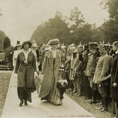 Paul von Hindenburgs Frau und Tochter anlässlich des Festakts zu seinem 70. Geburtstag 1917 während des Ersten Weltkriegs (Foto: picture-alliance / Reportdienste, Picture Alliance)