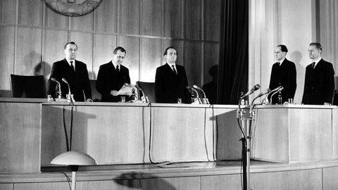 Das Oberste Gericht der DDR verurteilte den Bonner Bundesminister Theodor Oberländer am 29.4.1960 in Abwesenheit zu lebenslänglichem Zuchthaus. Der Bundesvertriebenenminister hatte 1959 auf einer Pressekonferenz in Bonn den Vorwurf zurückgewiesen, die aus ruthenischen und ukrainischen Soldaten rekrutierte Einheit "Nachtigall" habe 1941 nach dem Einmarsch der deutschen Truppen in Lemberg in der Ukraine ein Blutbad in den Gefängnissen der Stadt angerichtet. (Foto: picture-alliance / Reportdienste, picture-alliance/ dpa | dpa)