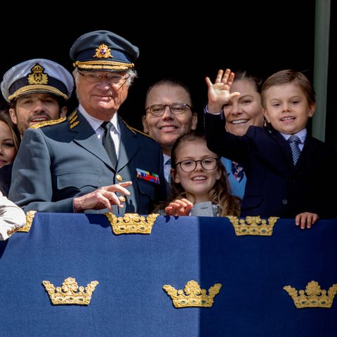 Royals: König Carl Gustaf von Schweden und die königliche Familie zeigen sich anlässlich seines Geburtstags auf dem Balkon des königlichen Schlosses in Stockholm (Foto: picture-alliance / Reportdienste, Royal Press Europe)