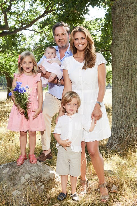 Familienfoto: Prinzessin Madeleine, Ehemann Christopher O'Neill und ihre Kinder Prinzessin Leonore, Prinz Nicolas und Prinzessin Adrienne (Foto: Pressestelle, Anna-Lena Ahlström, Kungahuset.se) Familienfoto: Prinzessin Madeleine, Ehemann Christopher O'Neill und ihre Kinder Prinzessin Leonore, Prinz Nicolas und Prinzessin Adrienne