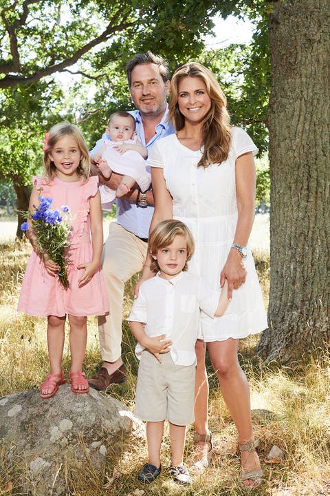 Familienfoto: Prinzessin Madeleine, Ehemann Christopher O'Neill und ihre Kinder Prinzessin Leonore, Prinz Nicolas und Prinzessin Adrienne  (Foto: Pressestelle, Anna-Lena Ahlström, Kungahuset.se)