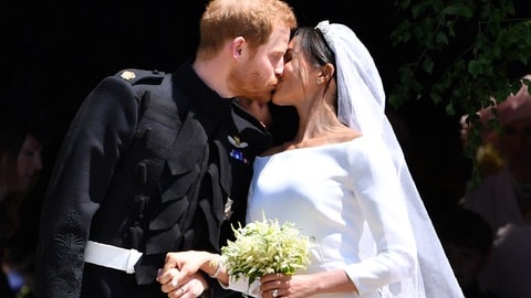 Prinz Harry und Herzogin Meghan küssen sich während ihrer royalen Hochzeit im britischen Schloss Windsor (Foto: picture-alliance / Reportdienste, empics) Prinz Harry und Herzogin Meghan küssen sich während ihrer royalen Hochzeit im britischen Schloss Windsor