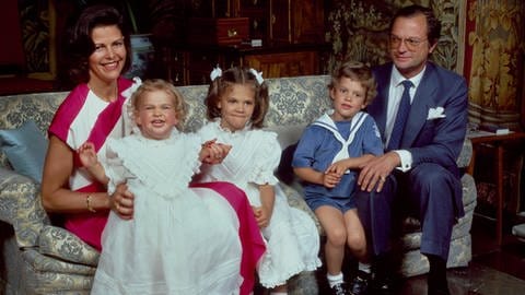 Schwedische Königsfamilie: Königin Silvia und König Carl Gustaf posieren mit ihren Kindern auf dem Sofa (Foto: Pressestelle, Schwedisches Königshaus/Håkan Lind) Schwedische Königsfamilie: Königin Silvia und König Carl Gustaf posieren mit ihren Kindern auf dem Sofa