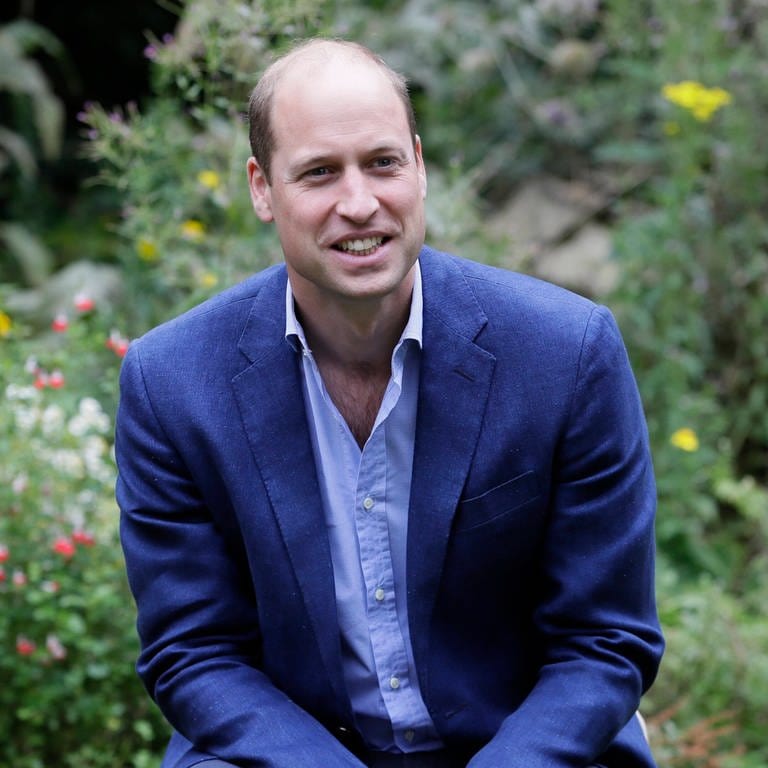 Royals: Der britische Prinz William sitzt im Grünen und zeigt sich im Porträt (Foto: IMAGO, i Images)