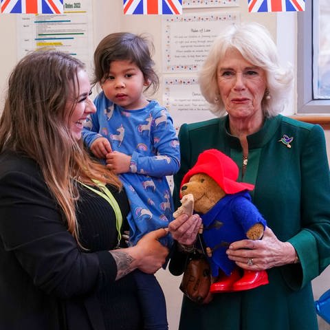 Königin Camilla verteilt Paddington-Bären (Foto: IMAGO, i-Images /Pool)