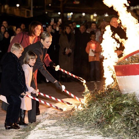 Fürstin Charlène und ihre Kinder Prinzessin Gabriella und Prinz Jacques bei der Zeremonie der Schutzheiligen von Monaco (Foto: picture-alliance / Reportdienste, abaca | Niviere David/ABACAPRESS.COM)