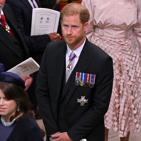 Prinz Harry bei der Krönung seines Vaters. (Foto: picture-alliance / Reportdienste, dpa/POOL getty | Gareth Cattermole)