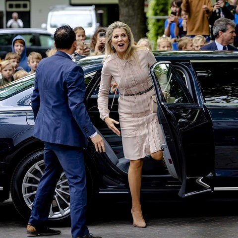 Königin Maxima steigt aus dem Auto zu einem Treffen über angemessene Pflege (Foto: picture-alliance / Reportdienste, Picture Alliance)