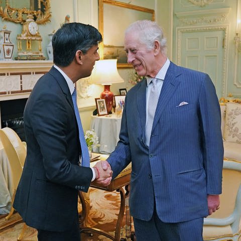 König Charles III. (rechts) und der britische Premierminister Rishi Sunak schütteln sich während ihres Treffens am Mittwoch im Buckingham Palace in London die Hände. (Foto: picture-alliance / Reportdienste, picture alliance / ASSOCIATED PRESS | Jonathan Brady)