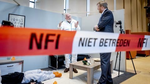 König Willem-Alexander besucht das Niederländische Forensische Institut (NFI). Auf der Grundlage eines fiktiven Mordfalls, der vor Ort nachgestellt wird, demonstrieten die Mitarbeiter, wie sie arbeiten. (Foto: picture-alliance / Reportdienste, picture alliance / ANP | Remko de Waal)