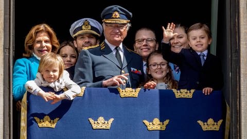 Royals: König Carl Gustaf von Schweden und die königliche Familie zeigen sich anlässlich seines Geburtstags auf dem Balkon des königlichen Schlosses in Stockholm (Foto: picture-alliance / Reportdienste, Royal Press Europe)