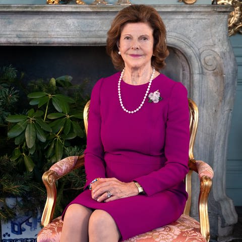 Neues Foto zum 79. Geburtstag: Königin Silvia von Schweden posiert in einem eleganten Kleid im königlichen Schloss in Stockholm (Foto: Pressestelle, Sara Friberg/The Royal Court of Sweden)
