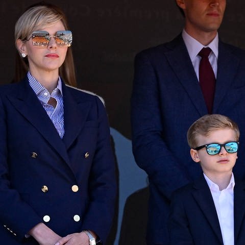 Fürstin Charlène und ihr Sohn Prinz Jacques, beide mit Sonnenbrille, stehen auf auf der Tribühne beim Finale des ATP-Tennisturniers 2024 in Monte Carlo. (Foto: IMAGO, IMAGO / PanoramiC)