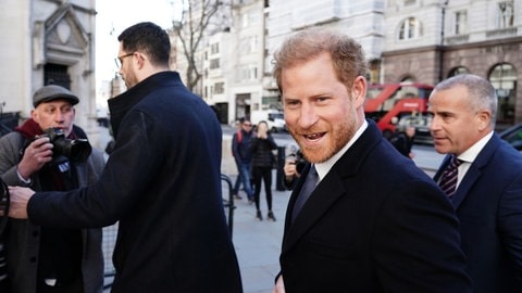 Prinz Harry erscheint zu einem Gerichtstermin in London (Foto: picture-alliance / Reportdienste, empics | Jordan Pettitt) Prinz Harry erscheint zu einem Gerichtstermin in London