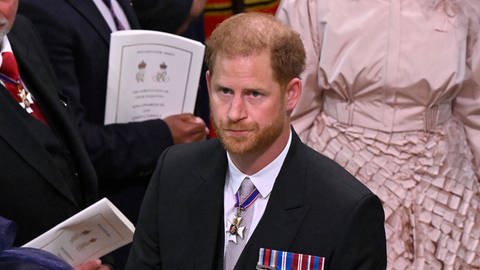 Prinz Harry bei der Krönung seines Vaters. (Foto: picture-alliance / Reportdienste, dpa/POOL getty | Gareth Cattermole) Prinz Harry bei der Krönung seines Vaters.