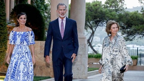 Königin Letizia, König Felipe und seine Mutter Sofia von Spanien laufen in sommerlichen Kleidern  (Foto: picture-alliance / Reportdienste, Picture Alliance)