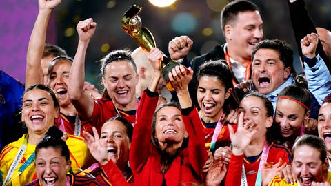 Königin Letizia von Spanien feiert mit dem spanischen Frauenfußballteam den WM-Sieg und hält den Pokal in den Händen. (Foto: IMAGO, PA Images/Zac Goodwin)