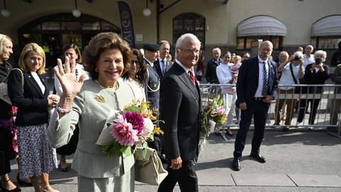 Königin Silvia und König Carl Gustaf machen bei der Jubiläumstour Halt im Kreis Gävleborg.  (Foto: picture-alliance / Reportdienste,  TT NEWS AGENCY | Fredrik Sandberg)