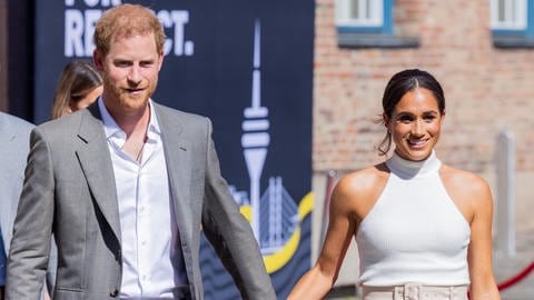 Harry und Meghan bei ihrem Besuch in Düsseldorf 2022. (Foto: picture-alliance / Reportdienste, dpa | Rolf Vennenbernd) Harry und Meghan bei ihrem Besuch in Düsseldorf 2022.