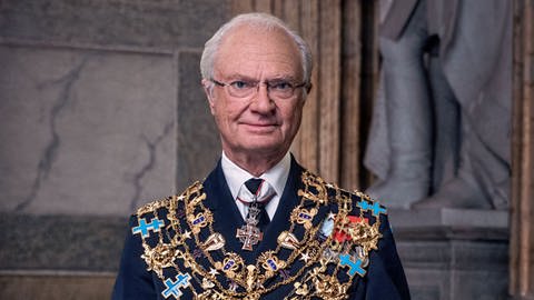 König Carl Gustaf von Schweden: Zu seinem 50. Thronjubiläum posiert er in eleganter Uniform mit diversen glänzenden Abzeichen auf der Brust. (Foto: Pressestelle, Photo: Thron Ullberg/The Royal Court of Sweden) König Carl Gustaf von Schweden: Zu seinem 50. Thronjubiläum posiert er in eleganter Uniform mit diversen glänzenden Abzeichen auf der Brust.
