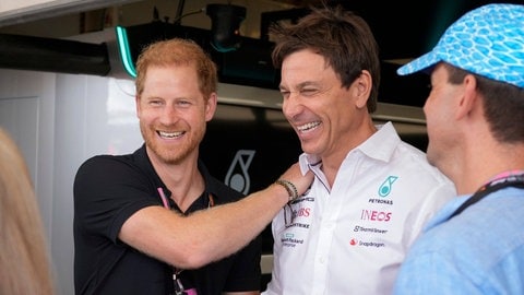 Prinz Harry bei der Formel 1 in Texas mit Toto Wolff. (Foto: IMAGO, xJayxJanner/American-Statesmanx USATSI) Prinz Harry bei der Formel 1 in Texas mit Toto Wolff.