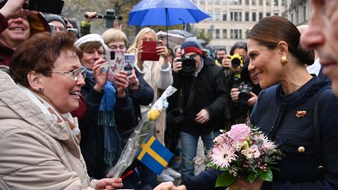Fans, Schaulustige, Fotografen: Kronprinzessin Victoria von Schweden bekommt nach ihrer Ankunft in Wiesbaden vor der Hessischen Staatskanzlei Blumen überreicht. (Foto: picture-alliance / Reportdienste, picture alliance/dpa | Arne Dedert)