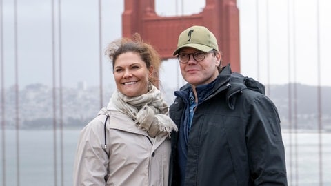 Die Königlichen Hoheiten Kronprinzessin Victoria Ingrid Alice Désirée und Prinz Daniel von Schweden besuchen am 19. Februar 2024 den Golden Gate Viewpoint am Battery Spencer Overlook in San Francisco, CA. Teil ihrer offiziellen Reise in die Bay Area. (Foto: picture-alliance / Reportdienste, picture alliance / Sipa USA | Sipa USA)