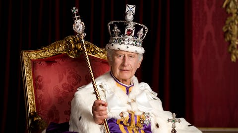 König Charles III. auf seinem Thron. (Foto: picture-alliance / Reportdienste, ASSOCIATED PRESS | Hugo Burnand) König Charles III. auf seinem Thron.