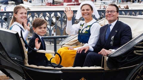 Kronprinzessin Victoria mit Prinz Daniel und Prinzessin und Oscar und Estelle von Schweden von der königlichen Familie verlassen den Palast in Stockholm bei der Feier des Nationalfeiertages von Schweden. (Foto: picture-alliance / Reportdienste, picture alliance / Alexander Schuhmann/aI | Schuhmann Alexander) Kronprinzessin Victoria mit Prinz Daniel und Prinzessin und Oscar und Estelle von Schweden von der königlichen Familie verlassen den Palast in Stockholm bei der Feier des Nationalfeiertages von Schweden.