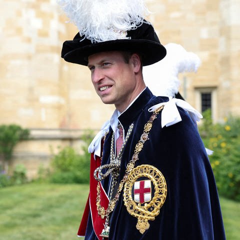 Prinz William in schicker Uniform beim "Garter Day" auf Schloss Windsor (Foto: picture-alliance / Reportdienste, picture alliance/dpa/Pool Reuters/AP | Isabel Infantes) Prinz William in schicker Uniform beim "Garter Day" auf Schloss Windsor
