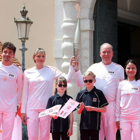 Fürst Albert, seine Frau Charlène und ihre Kinder mit dem Olympischen Feuer in Monaco. (Foto: picture-alliance / Reportdienste, picture alliance/dpa/MAXPPP | Jean François Ottonello) Fürst Albert, seine Frau Charlène und ihre Kinder mit dem Olympischen Feuer in Monaco.