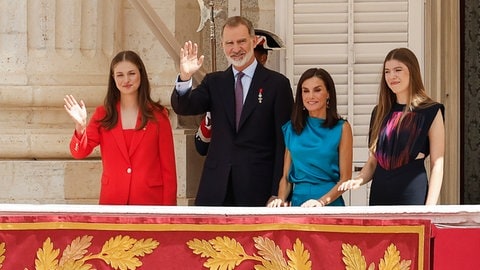 Der spanische König Felipe und Prinzessin Leonor winken neben Königin Letizia und Prinzessin Sofia. (Foto: picture-alliance / Reportdienste, picture alliance/dpa/POOL REUTERS | Juan Medina) Der spanische König Felipe und Prinzessin Leonor winken neben Königin Letizia und Prinzessin Sofia.