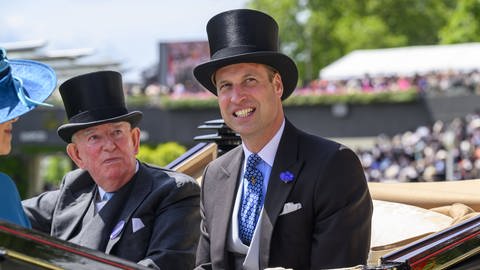 Prinz William mit Zylinder in der Kutsche beim Pferderennen in Ascot. (Foto: IMAGO, Cover Images coverimg53865665) Prinz William mit Zylinder in der Kutsche beim Pferderennen in Ascot.