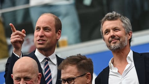 Prinz William und Dänemarks König Frederik X. vor Spielbeginn des EM-Spiels Dänemark gegen England auf der Tribüne. (Foto: picture-alliance / Reportdienste, picture alliance/dpa | Swen Pförtner) Prinz William und Dänemarks König Frederik X. vor Spielbeginn des EM-Spiels Dänemark gegen England auf der Tribüne.